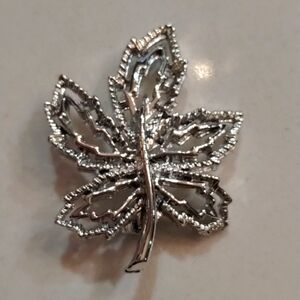 Brooch Maple leaf silver tone open work lapel pin back